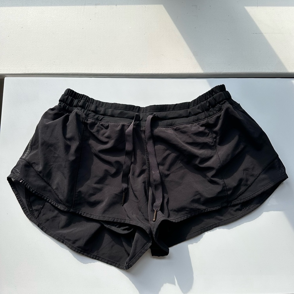 Lululemon Hotty Hot Shorts 2.5” Size 6
